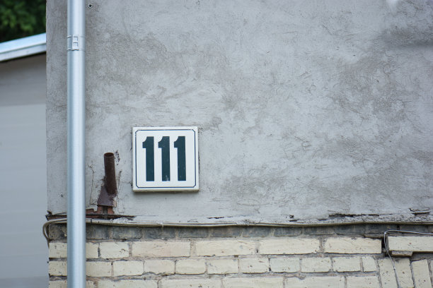 111号在墙上图片下载