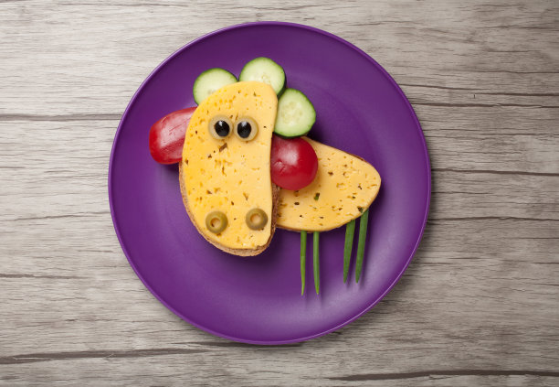 奶酪和面包做成的滑稽绵羊图片下载