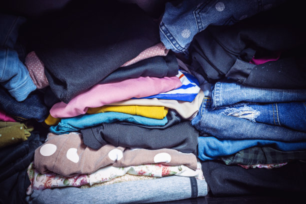 一个年轻男子扛着图片下载