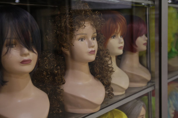 几辆戴着假发的面包车正在展出。出售图片下载