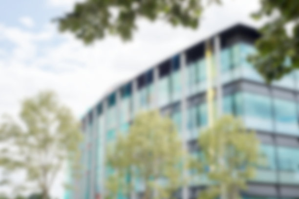 离焦玻璃办公建筑后的树图片下载