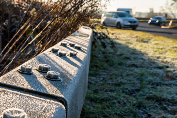 冰冻的英国高速公路环岛的晨景图片下载