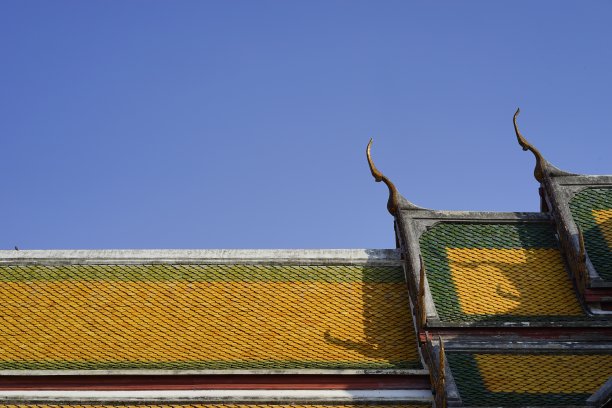 屋顶泰国寺庙特写和晴朗的天空。图片下载