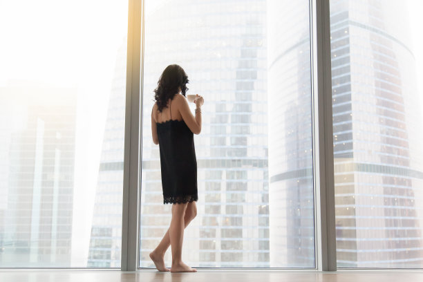 站在窗边的女人图片下载