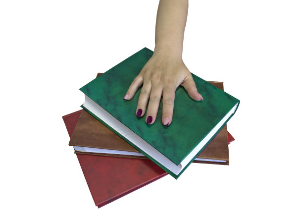 图书管理员的手放在那堆书上图片下载