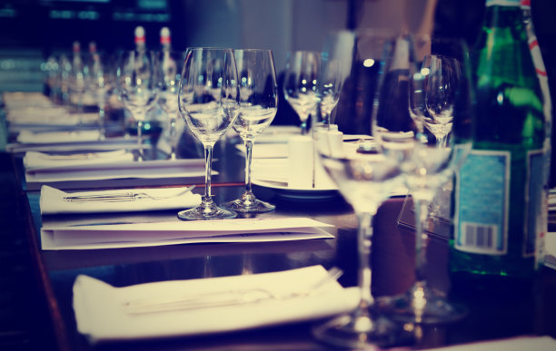 为正式晚宴准备的桌子，调好了素材图片