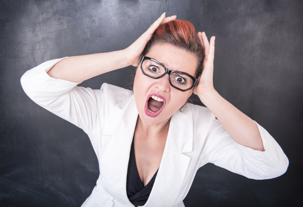 愤怒的尖叫的女人图片下载