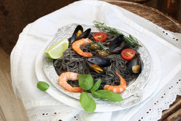 黑意大利面配贻贝图片下载