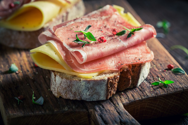 早餐美味的三明治配火腿和奶酪图片下载