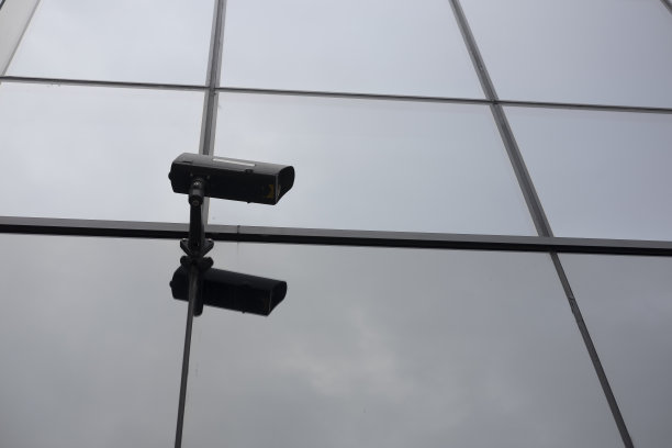 现代化大楼里的监控设备，安全摄像头图片下载