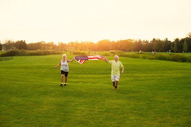 人们拿着美国国旗跑步。图片下载