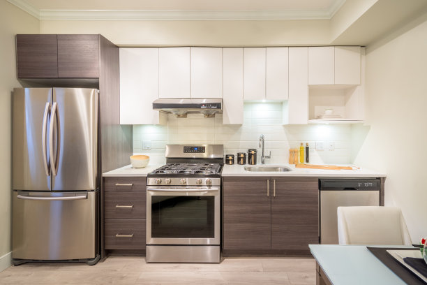 有一张餐桌的厨房。室内设计。图片下载