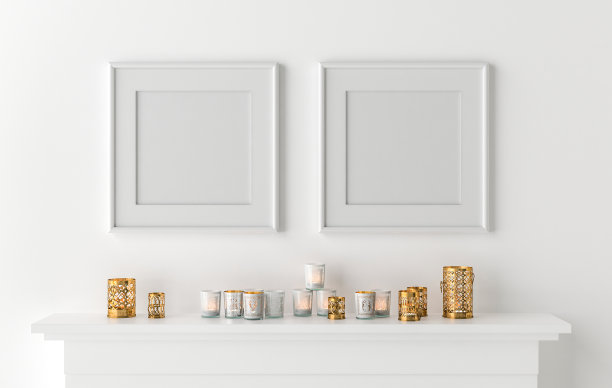 壁炉上点着蜡烛的两个空白相框图片下载