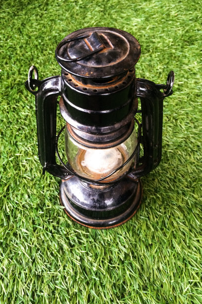 飓风灯，风暴灯孤立在草地上图片下载