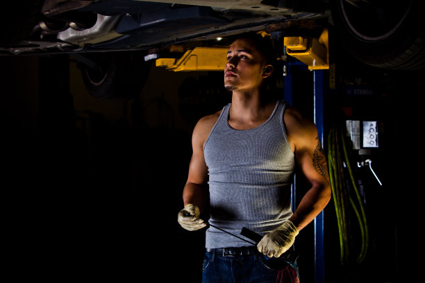 修理汽车的技工图片下载