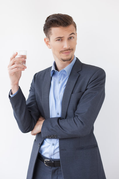 疑惑的男人和一杯水图片下载