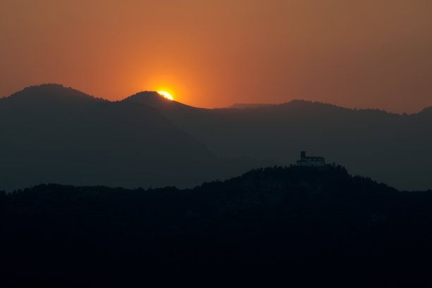 意大利的蒙蒂苏拉岛落日之巅伊塞奥湖图片下载