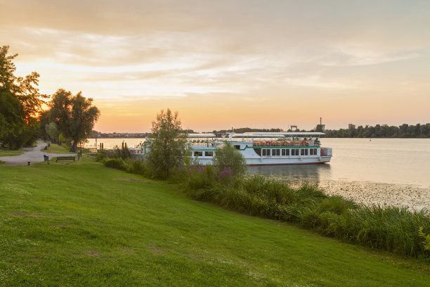 曼图亚湖视图图片下载