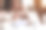 一个积极的非裔美国女人在咖啡馆做笔记素材图片