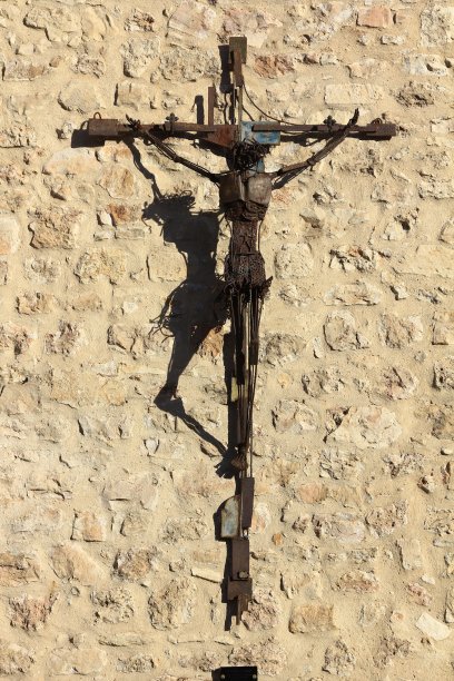 现代十字架与基督钉在十字架上锻造的铁图片下载