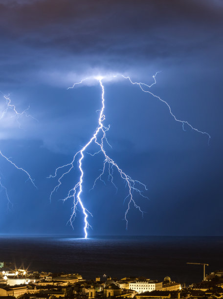 大量戏剧性的云到地面闪电图片下载