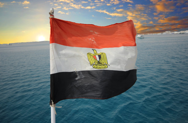 船尾飘扬的埃及国旗图片下载