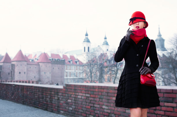 冬天的时尚。红色的钱包和帽子在城市。波兰华沙。图片下载