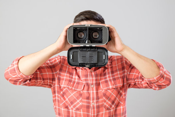 使用虚拟现实头盔的人图片下载