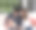 自豪的父母抱着婴儿坐在白色沙发上图片下载