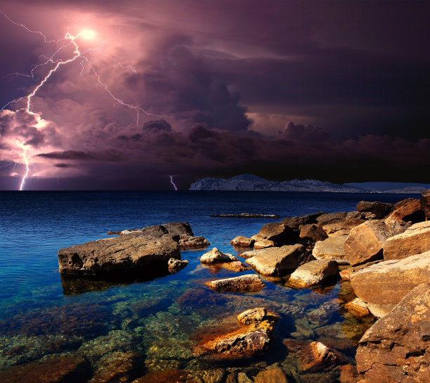 闪电掠过海岸图片下载
