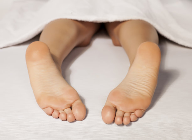 女人的脚和腿上盖着毛巾图片下载