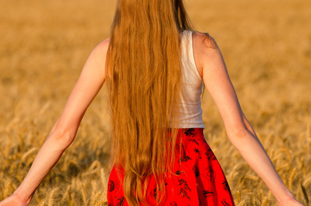 从后面看那个长头发的女孩图片下载