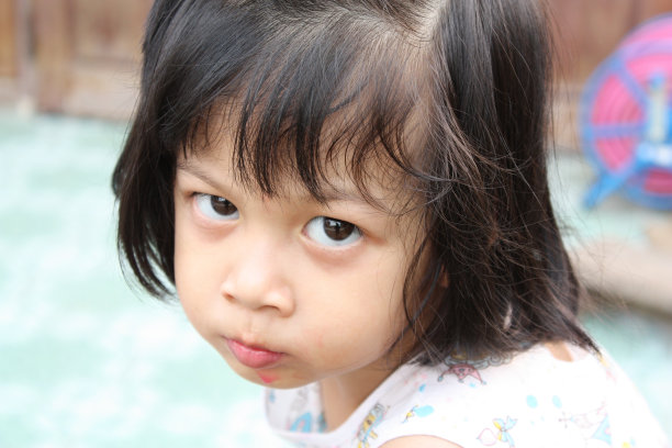 可爱的小女孩看着相机图片下载