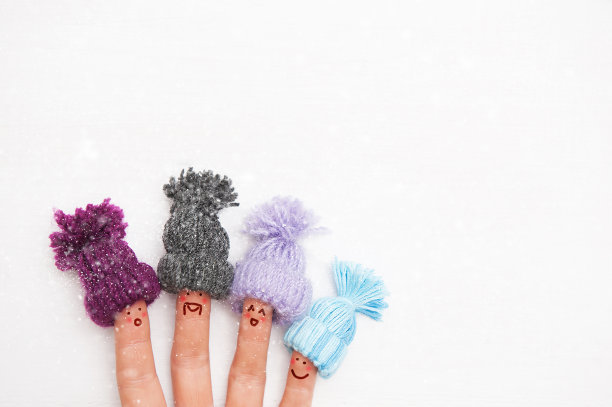 幸福的家庭手指在温暖的编织帽子图片下载