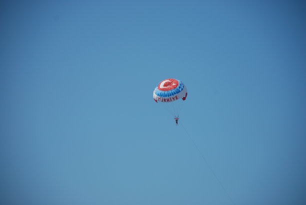 带降落伞的船图片下载