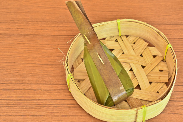 一种泰国甜点，用香蕉叶和椰子叶包裹图片下载