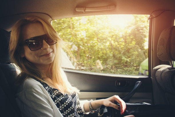 金发女人坐在车里享受旅程图片下载