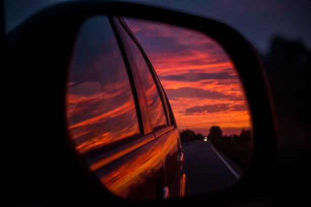 后视镜里的映像图片下载