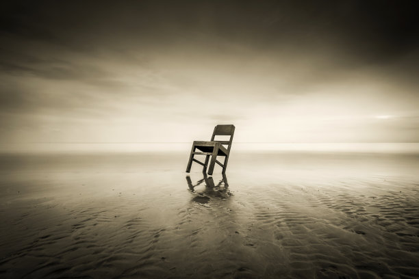 独自一人坐在椅子上图片下载