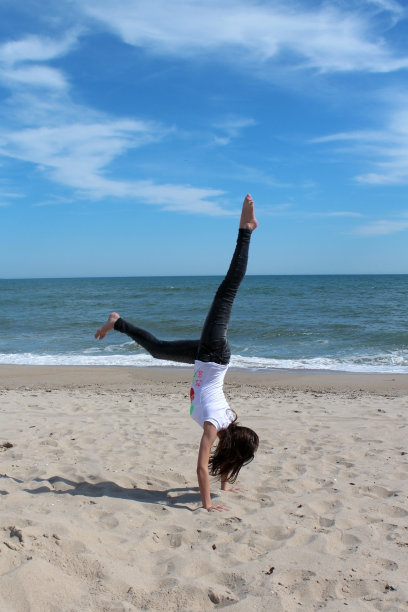 沙滩上的女孩图片下载