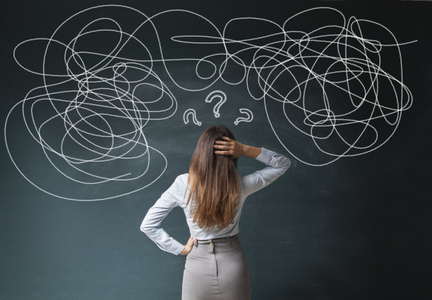 女商人黑板上的烂摊子图片下载