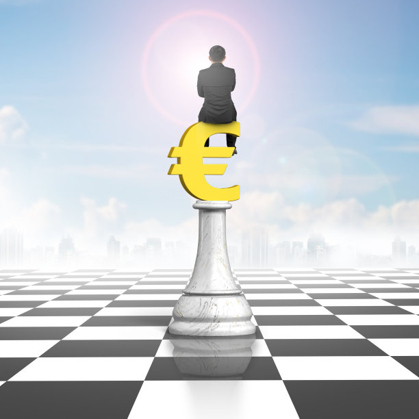 人坐在象征金钱的欧元棋上图片下载