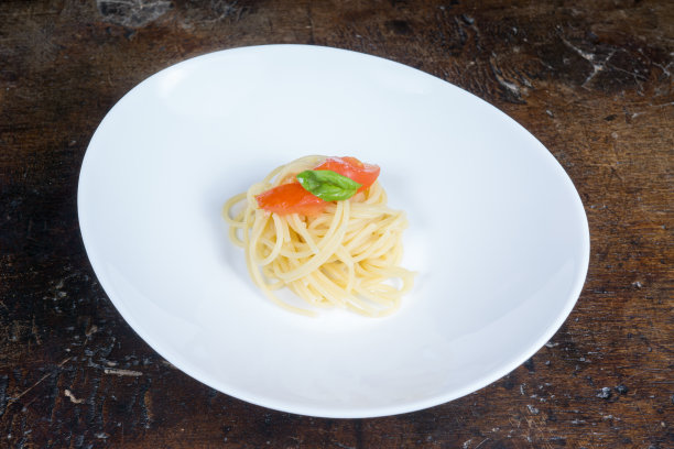 平底锅里有番茄和罗勒的意大利面条图片下载