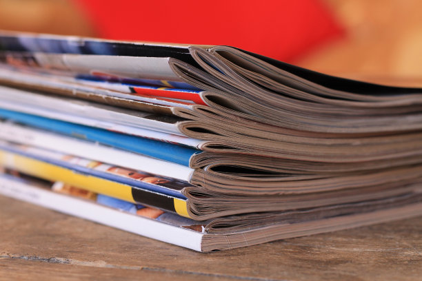 木桌上放着杂志图片下载