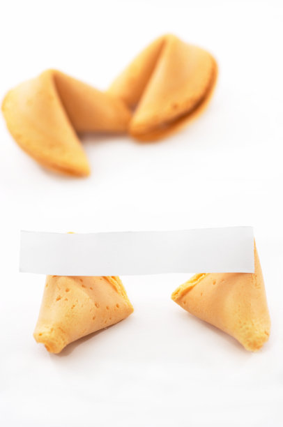 中国幸运饼干打开与空白纸，在白色的背景图片下载