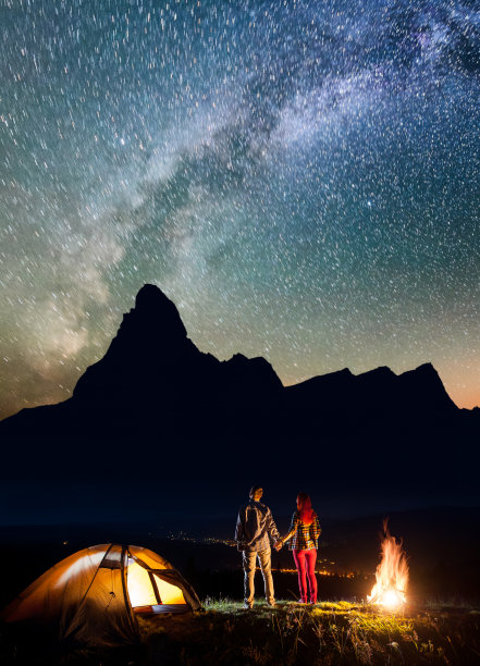 浪漫的情侣徒步旅行手牵手，站在露营附近图片下载