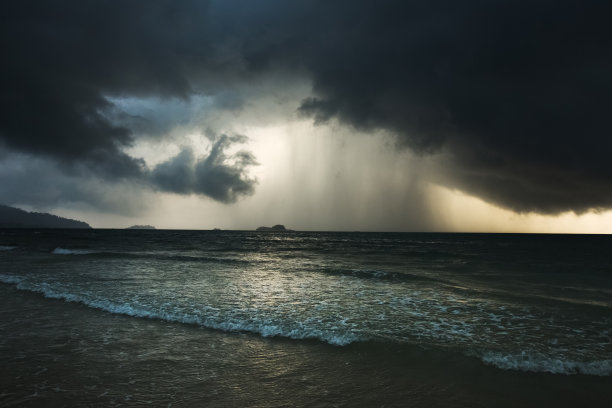 戏剧性的海景与暴风雨和乌云图片下载