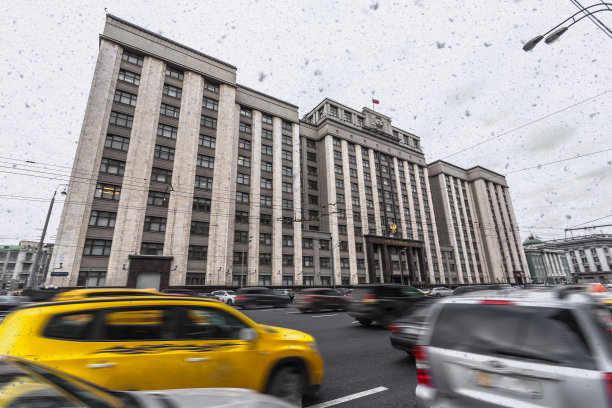 雪覆盖着阴沉的灰色大楼图片下载