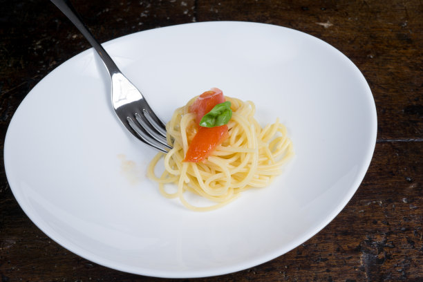 平底锅里有番茄和罗勒的意大利面条图片下载