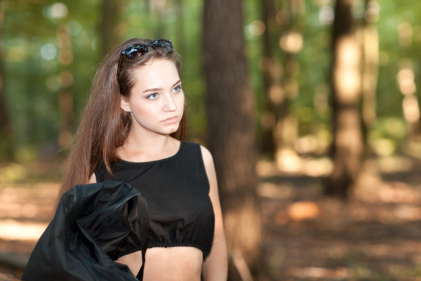 树林里一个女孩的肖像图片下载